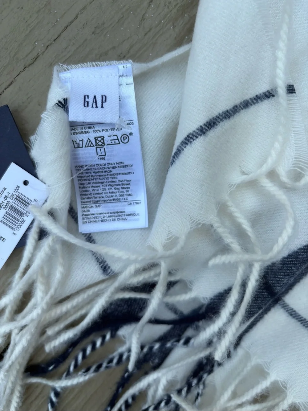 NWT GAP Mens White & Navy Plaid Scarf/Wrap, Size: 80”L x 24”W